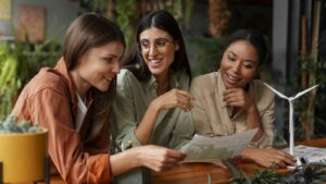 Equipo analizando un documento sobre sostenibilidad y planificación ESG en un entorno colaborativo